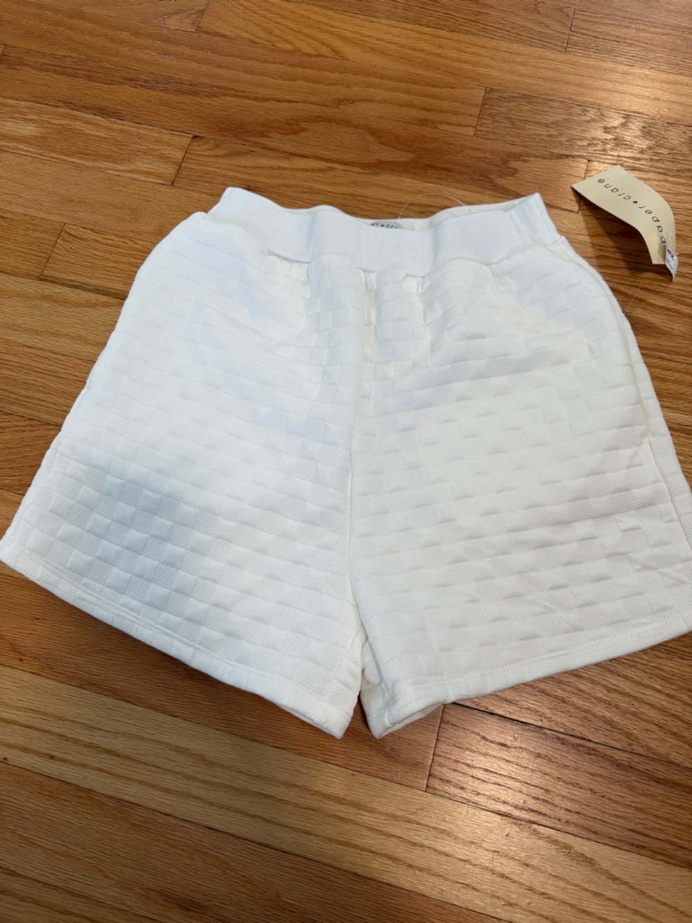 Women's White Quilted Pull-On Shorts